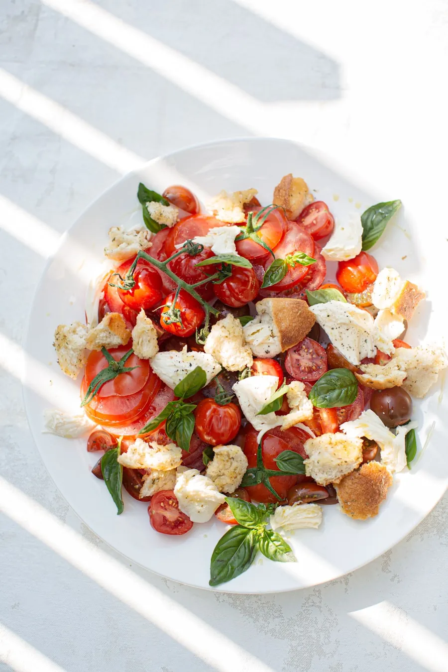 Grekisk sallad med fetaost och ett glas vin