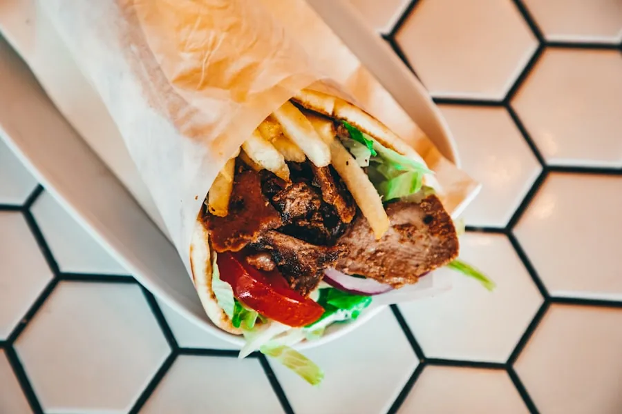 Gyros med kött, sallad och tzatziki